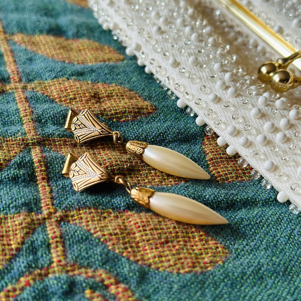Vintage art deco style folding embellished clutch and faux pearl earring set - Picture 4 of 15